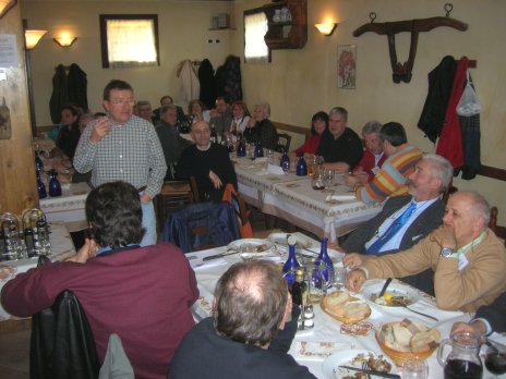 Paolo IK4FMY tiene banco in mezzo agli attenti ospiti