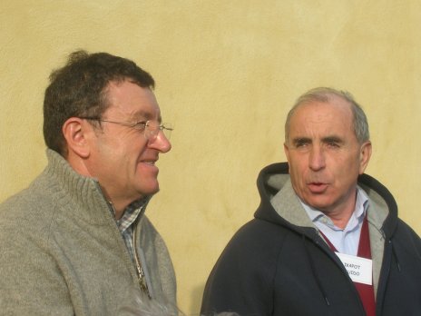 Paolo IK4FMY chiacchera fuori dal locale dopo la mangiata con Guidi IK4POT
