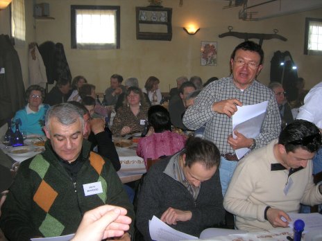 Paolo IK4FMY distribuisce volantini con le prossime attivita' radio, notare l'attenzione dei lettori