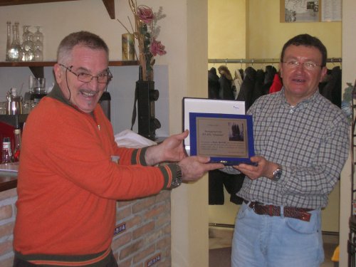 Giampiero IK4NYV da la targa ricordo a Paolo IK4FMY Alfa