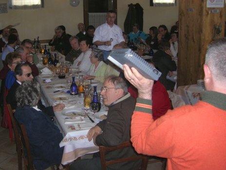 Giampiero IK4NYV durante la lotteria con le radio in palio