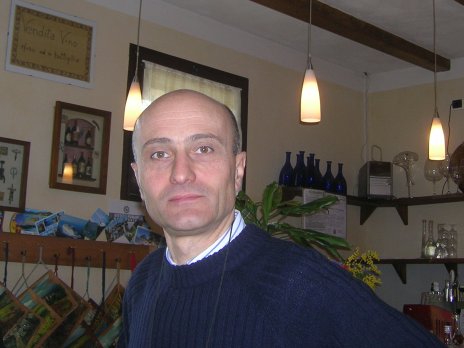 Sempre Ezio IK4ZHG si aggira circospetto nella zona del bar