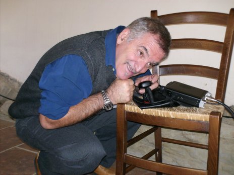 Giampiero IK4NYV tende l'orecchio all'apparecchio!