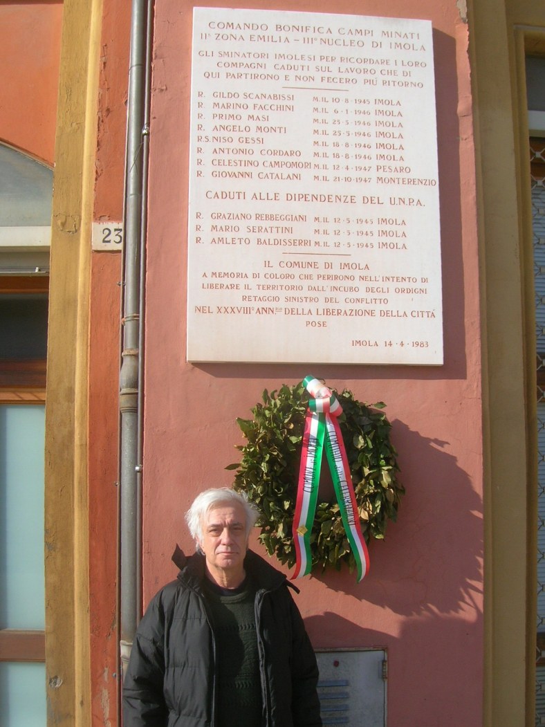 Franco Baldi sotto la Lapide alla Memoria di suo Padre Amleto